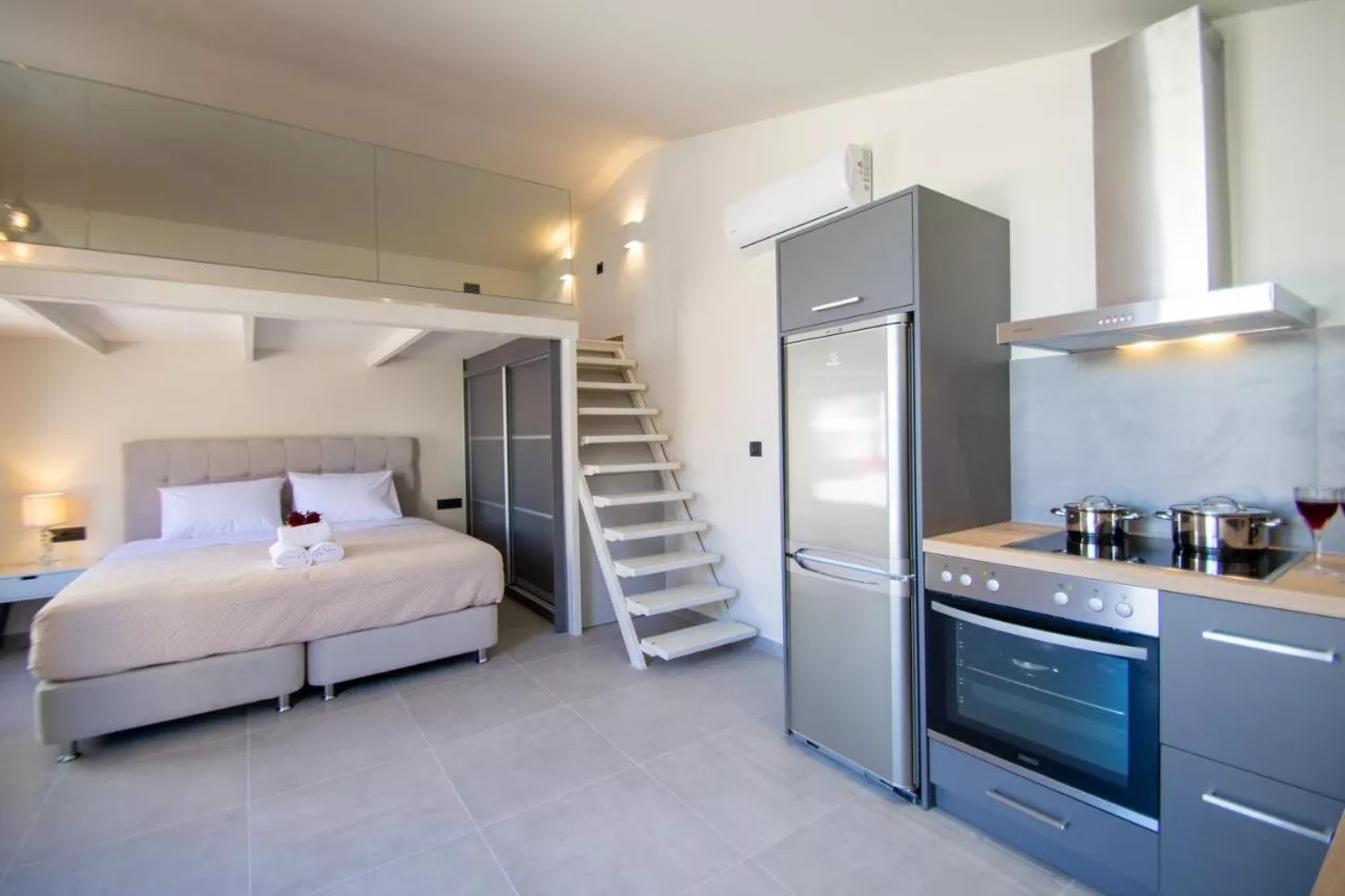 Manthos Beachfront Apts & Pool