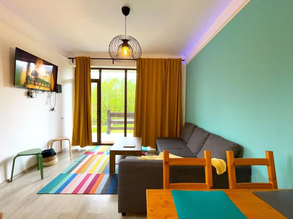 Cozy Riverfront Apartments With Mountain View