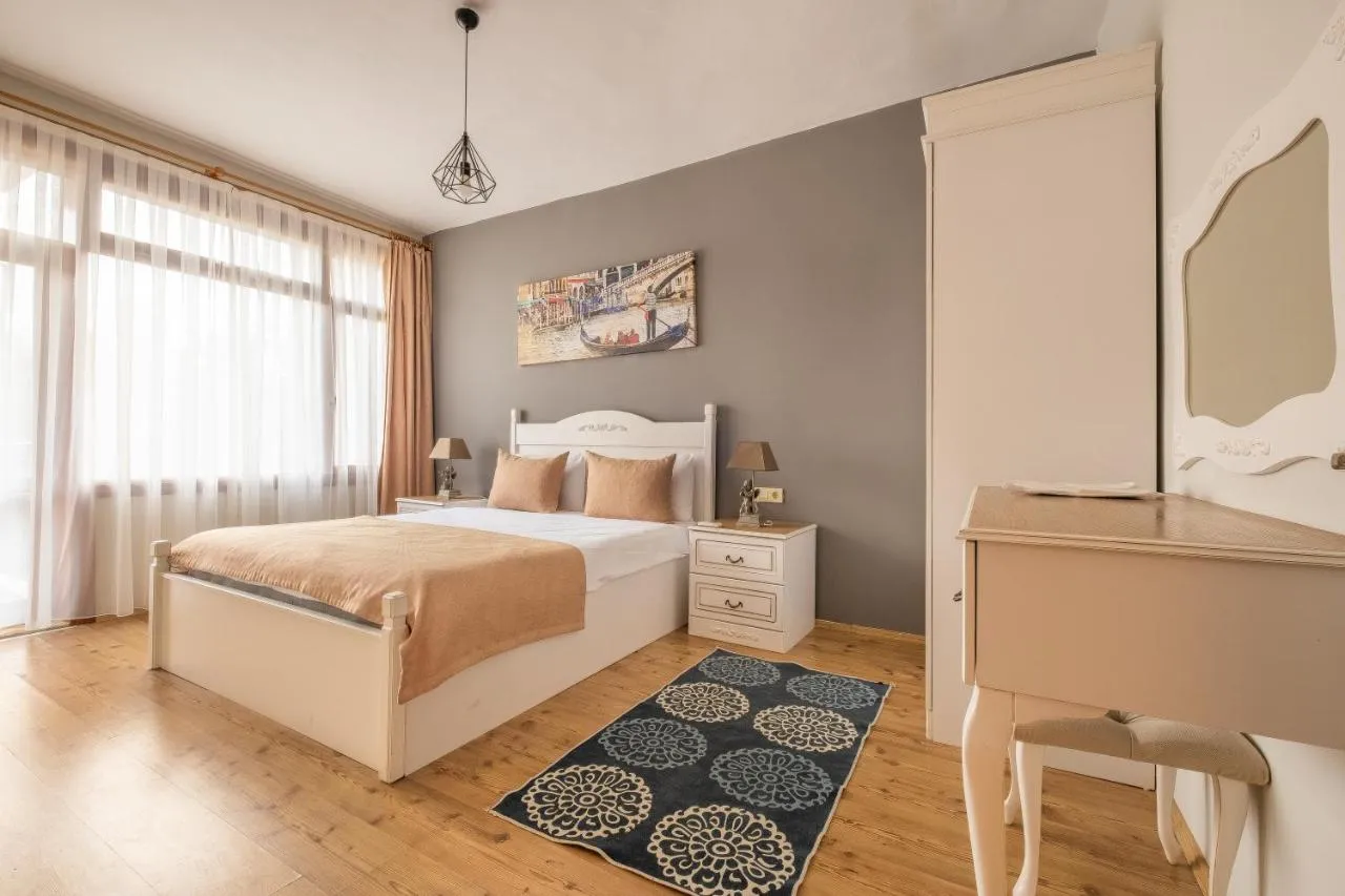 Old Town Deluxe Flats