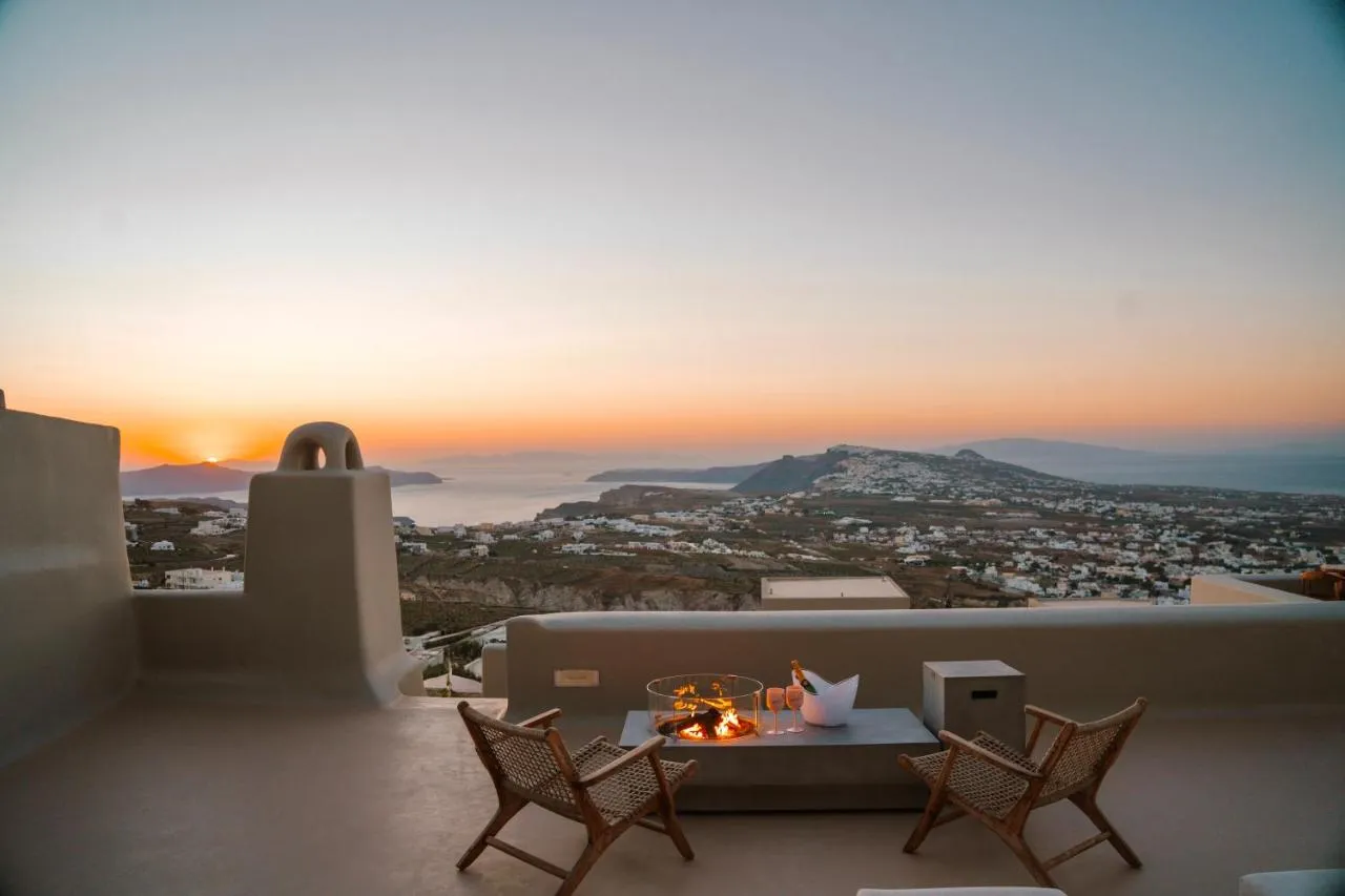 Luna Santorini Suites