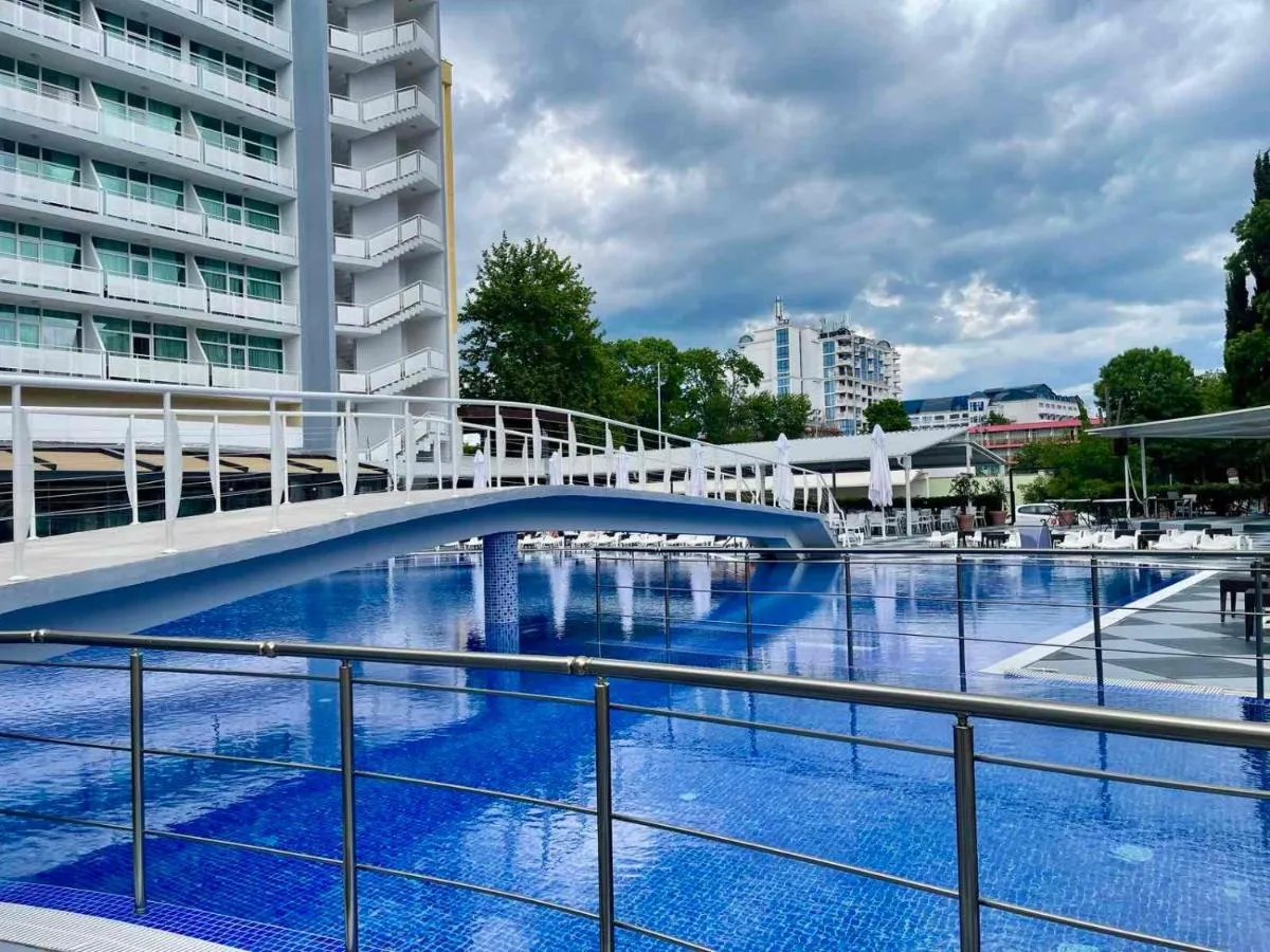 Grand Hotel Nirvana & Free Beach Access