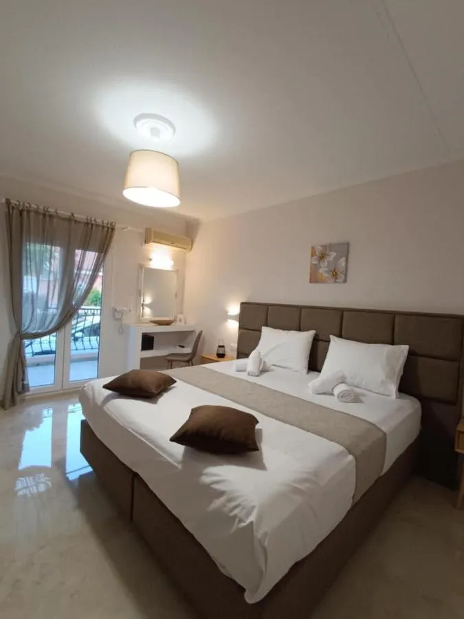 Roussas Studios & Apartments