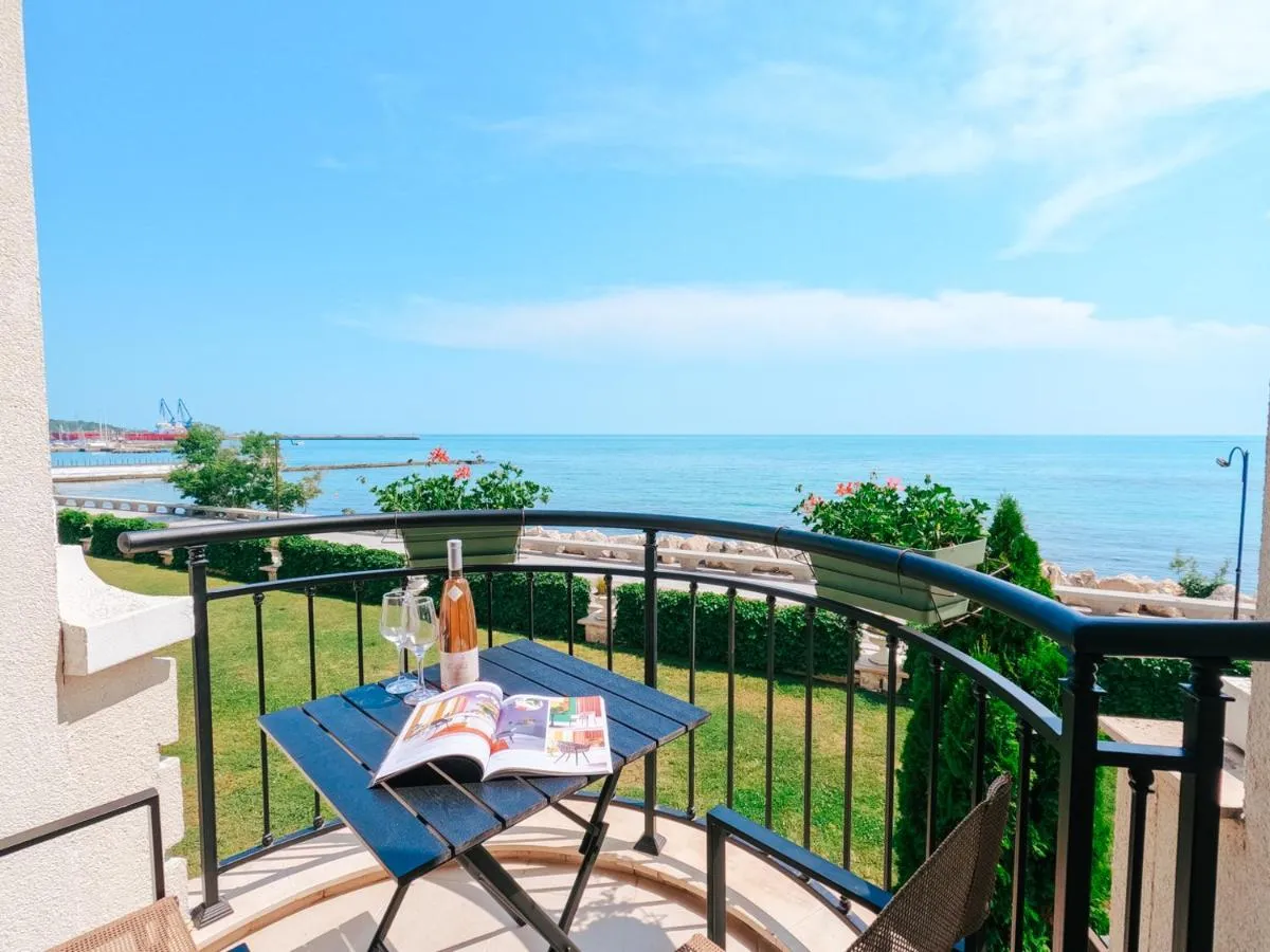 Blue Marine Apartment, Complex Carpe Diem Balchik, Free Parking