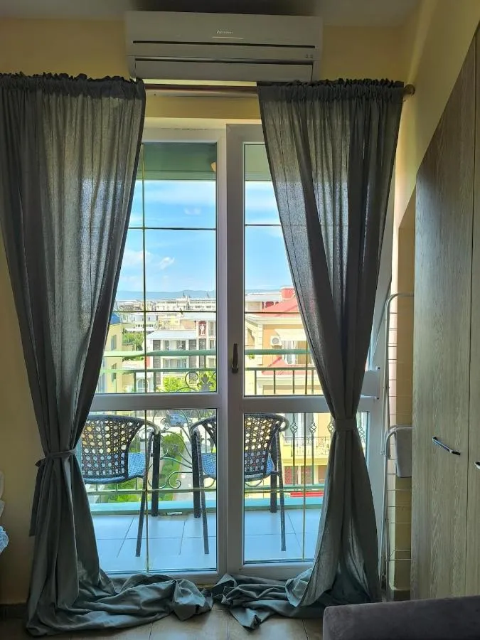 Golden Hermes, Studio Z Basenem