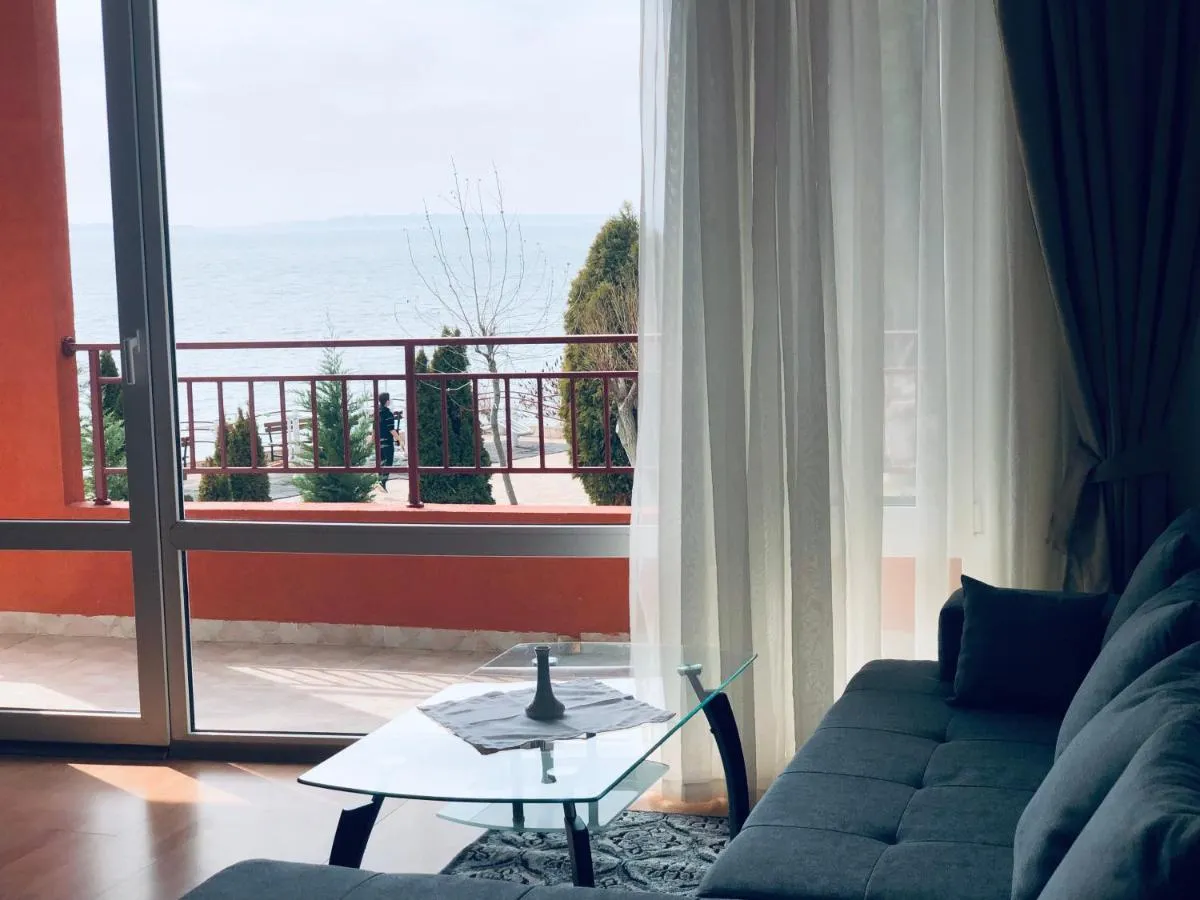 Beautiful Apartment Right by The Sea, Sveti Vlas