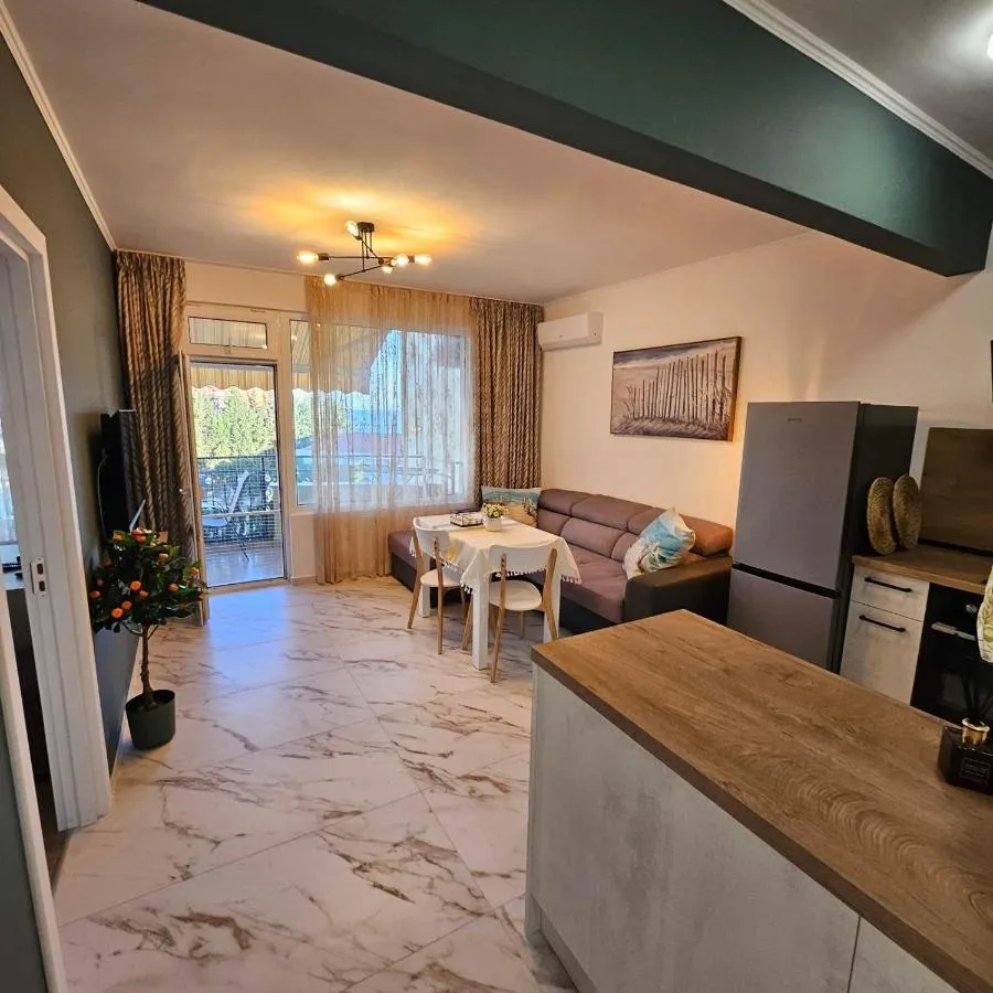 Larenta Sveti Vlas, Ulitsa Cherno More 12