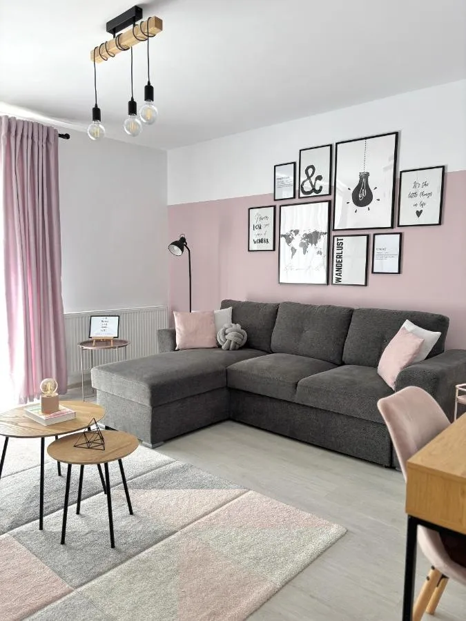 Wanderlust Home Pink, Rasnov Apt For 4, Wifi & Free Parking