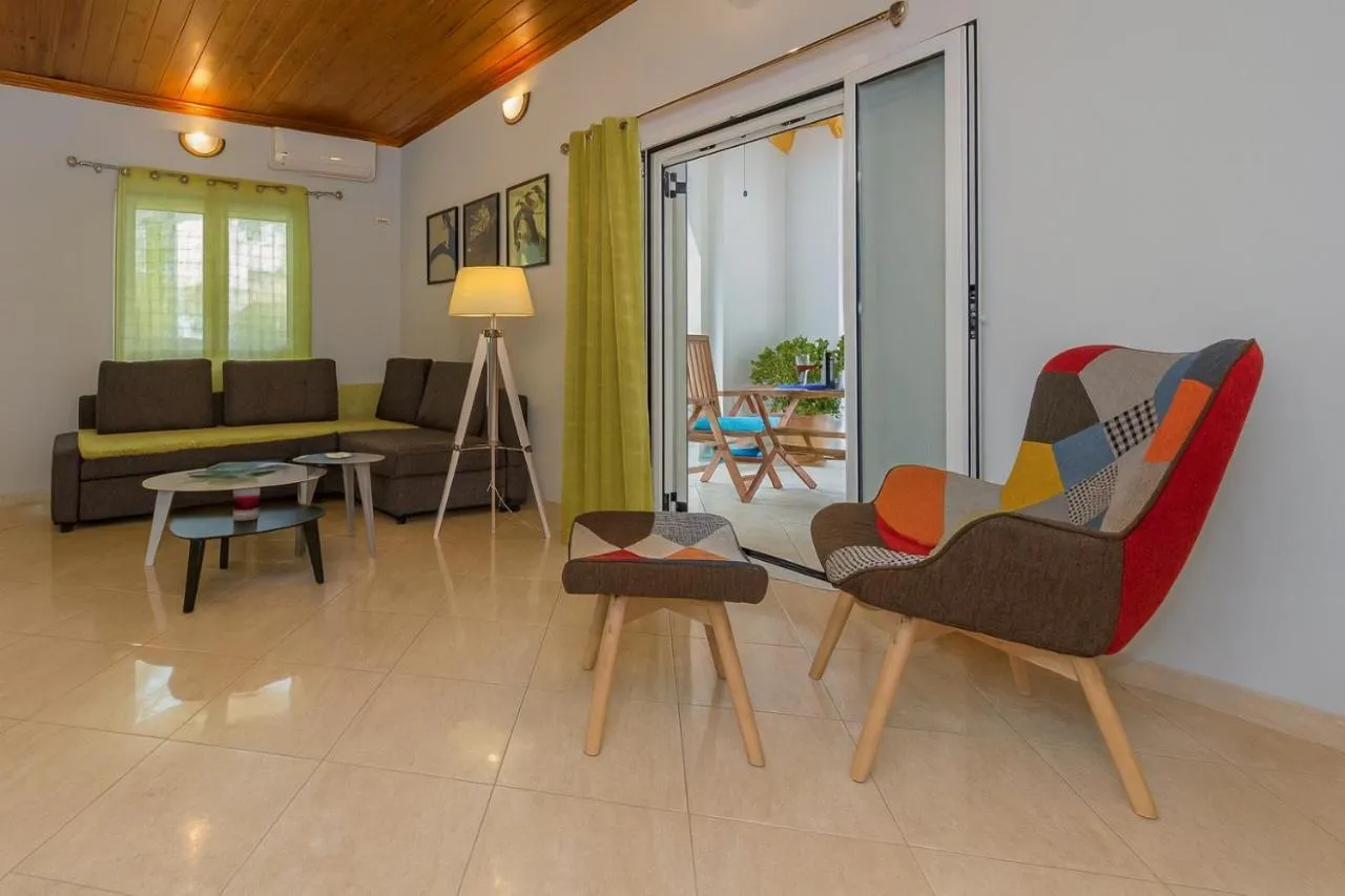Thano's Stylish Flat, Just 150m To The Beach