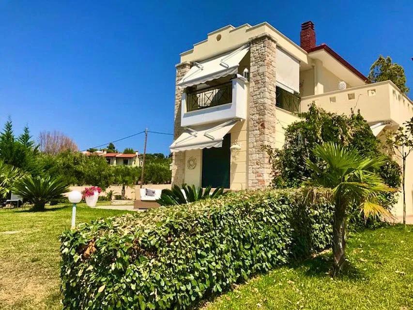 Luxury House Near Sea With Public Pool