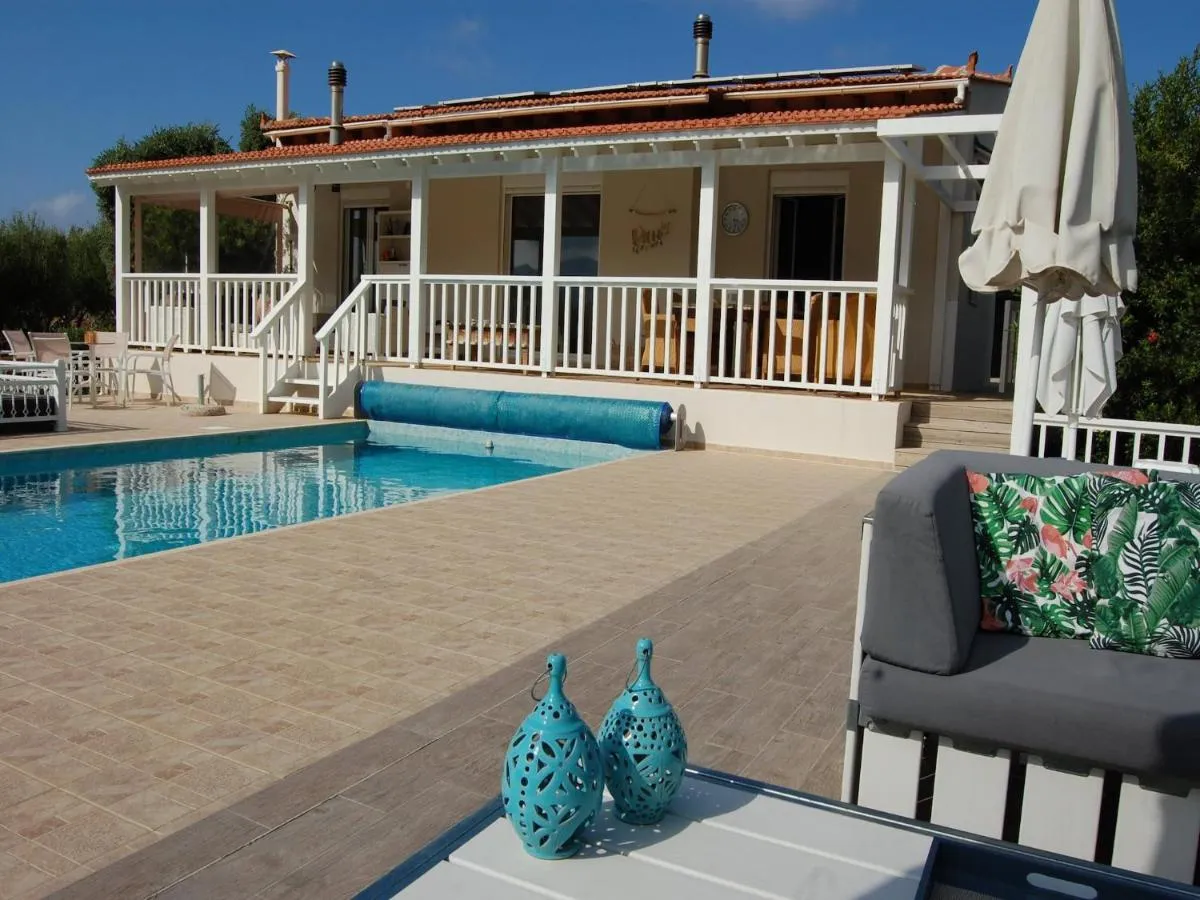 Beautiful Villa Near Sea In Epano Sisi