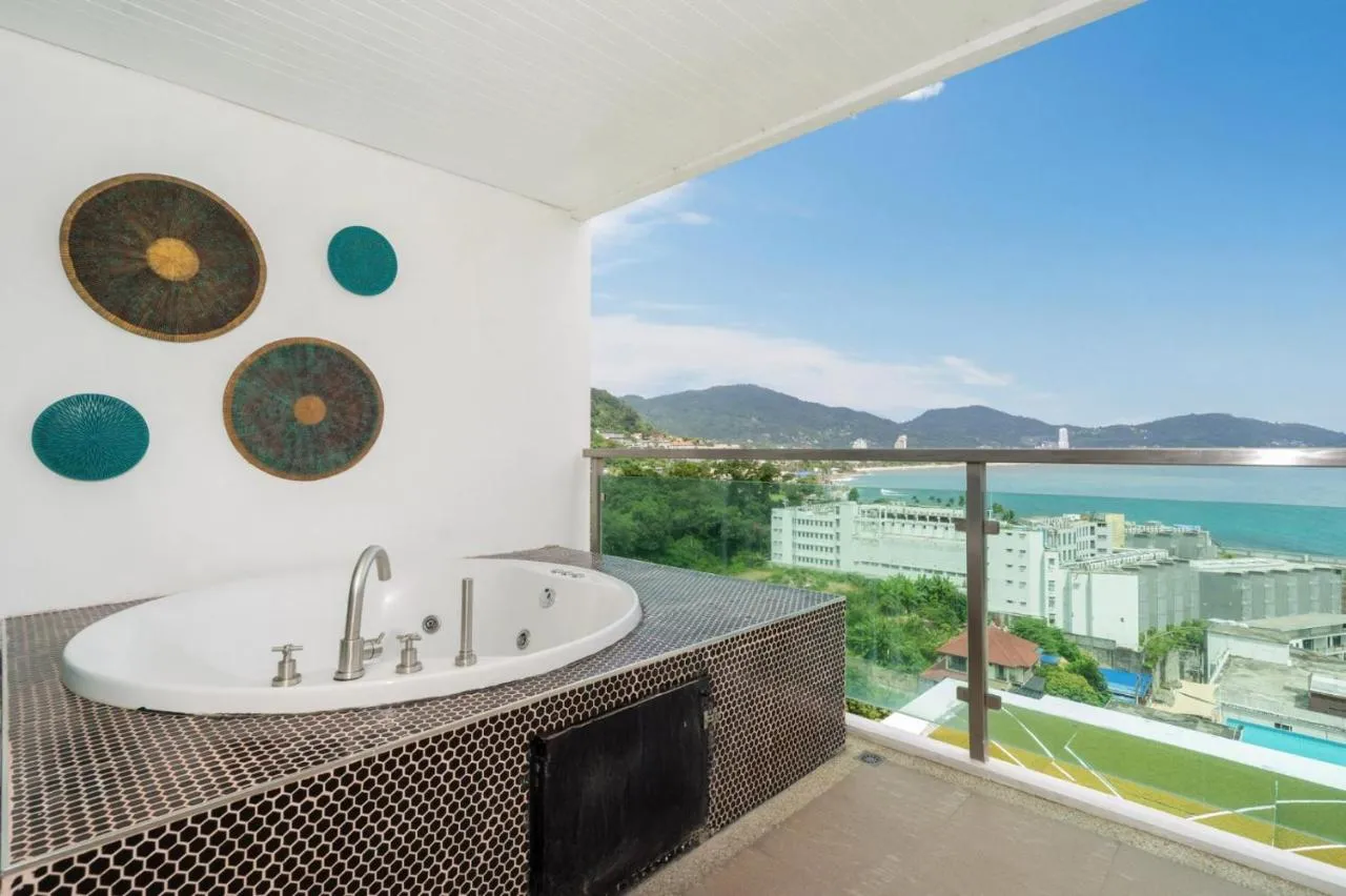 Baycliff Residence by Lofty