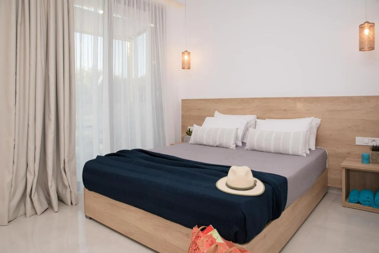 Aphrodite Studios & Suites 140m From The Beach, by Zantewize