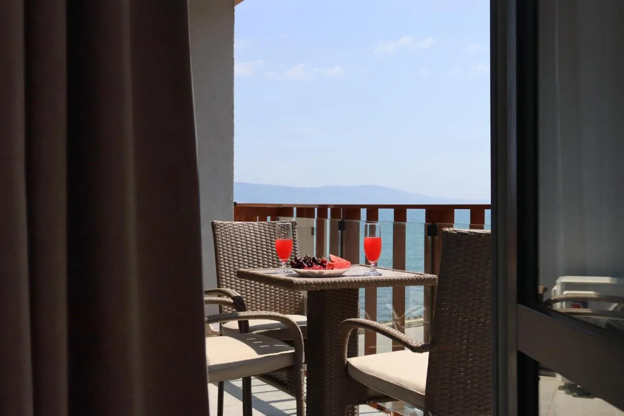 Stylish Paradiso Apartment 206