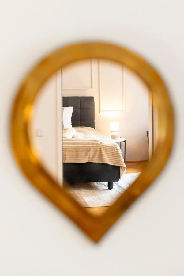 Rochus Stylish Stays