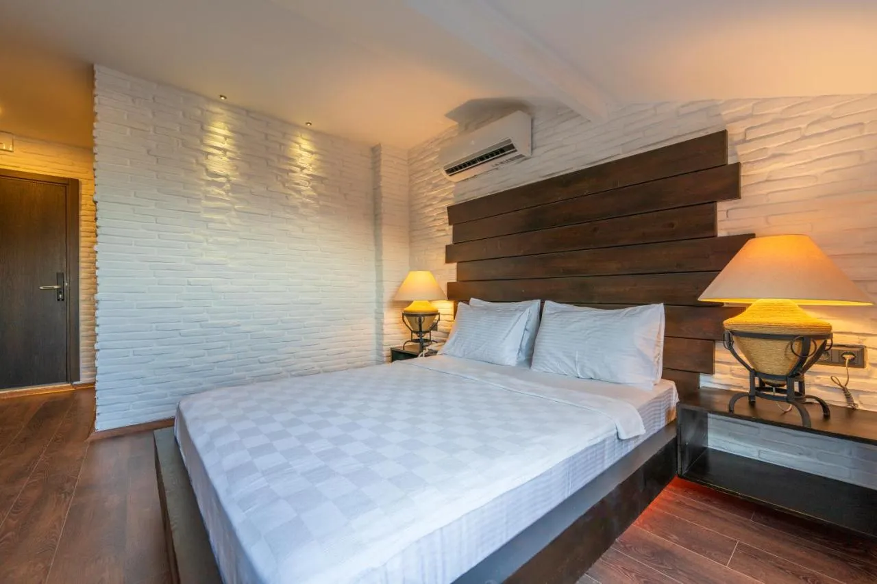 Manaspark Deluxe Hotel 3+ *